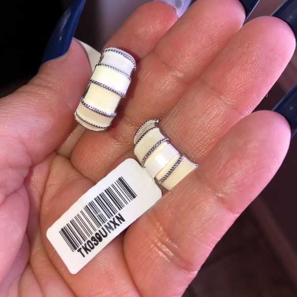 BEAUTIFUL WHITE AND SILVER STAINLESS STEEL RING NEW 🔥SIZE6 - Picture 3 of 8